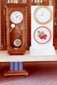 pendulum clock with capacitor array set beneath it